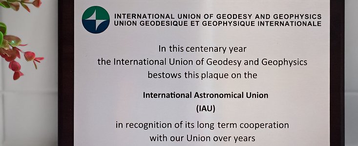 Photo of the IUGG commemorative plaque received by the IAU